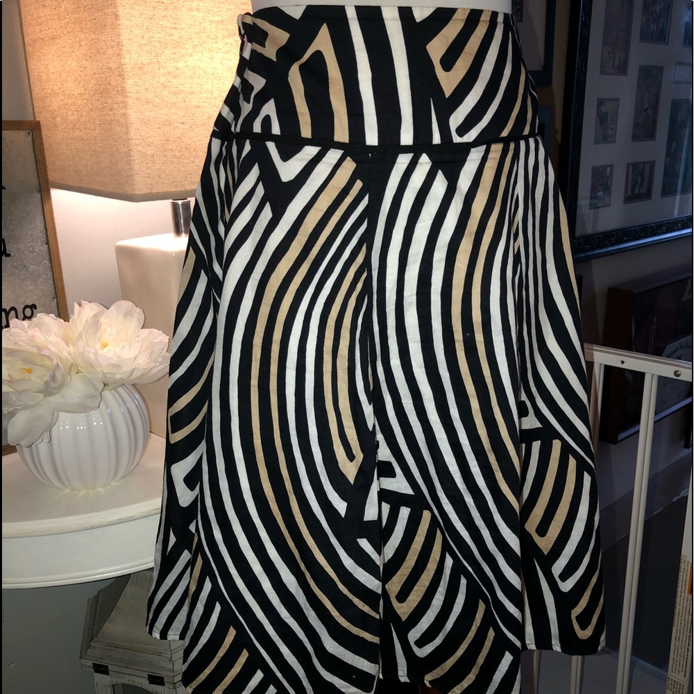 White House Black Market skirt. Size 8.